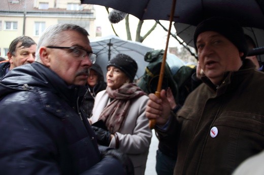 W centrum Gdańska przewrócono pomnik ks. Jankowskiego.