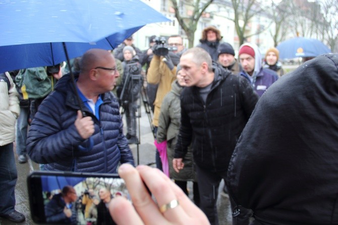 W centrum Gdańska przewrócono pomnik ks. Jankowskiego.