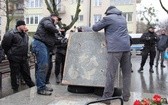 W centrum Gdańska przewrócono pomnik ks. Jankowskiego.