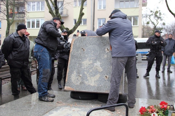 W centrum Gdańska przewrócono pomnik ks. Jankowskiego.