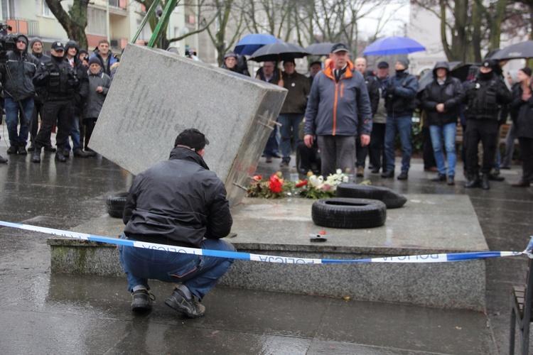 W centrum Gdańska przewrócono pomnik ks. Jankowskiego.