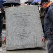 W centrum Gdańska przewrócono pomnik ks. Jankowskiego.