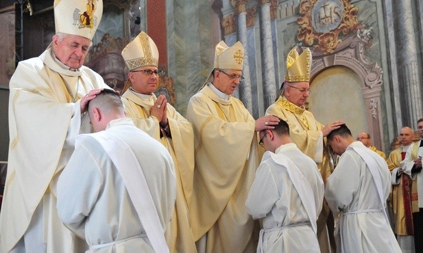 Dlaczego poszli za Nim? Świadectwa księży i sióstr zakonnych o swoim powołaniu