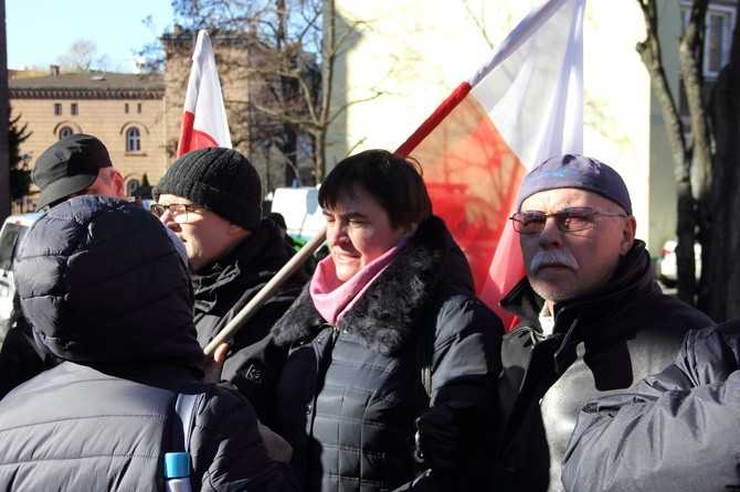 Zwolennicy i przeciwnicy ks. prałata H. Jankowskiego pod jego obalonym pomnikiem