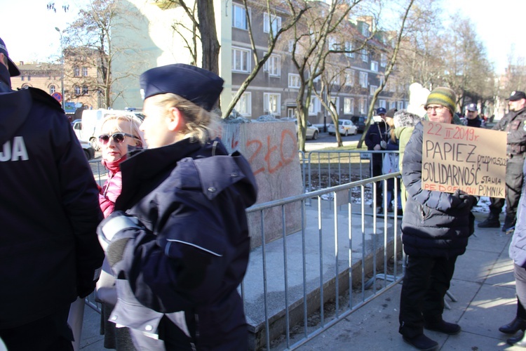 Zwolennicy i przeciwnicy ks. prałata H. Jankowskiego pod jego obalonym pomnikiem