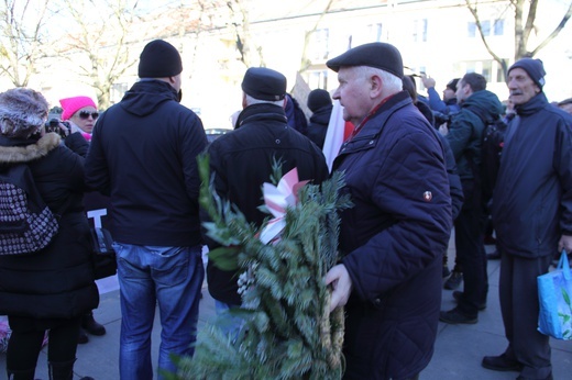 Zwolennicy i przeciwnicy ks. prałata H. Jankowskiego pod jego obalonym pomnikiem