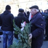 Zwolennicy i przeciwnicy ks. prałata H. Jankowskiego pod jego obalonym pomnikiem