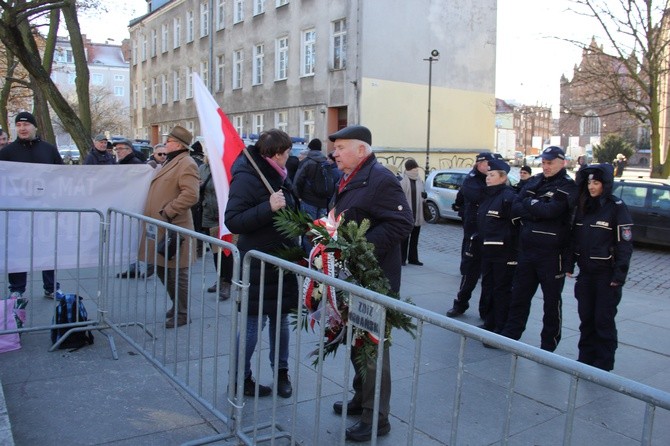 Zwolennicy i przeciwnicy ks. prałata H. Jankowskiego pod jego obalonym pomnikiem