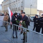 Zwolennicy i przeciwnicy ks. prałata H. Jankowskiego pod jego obalonym pomnikiem