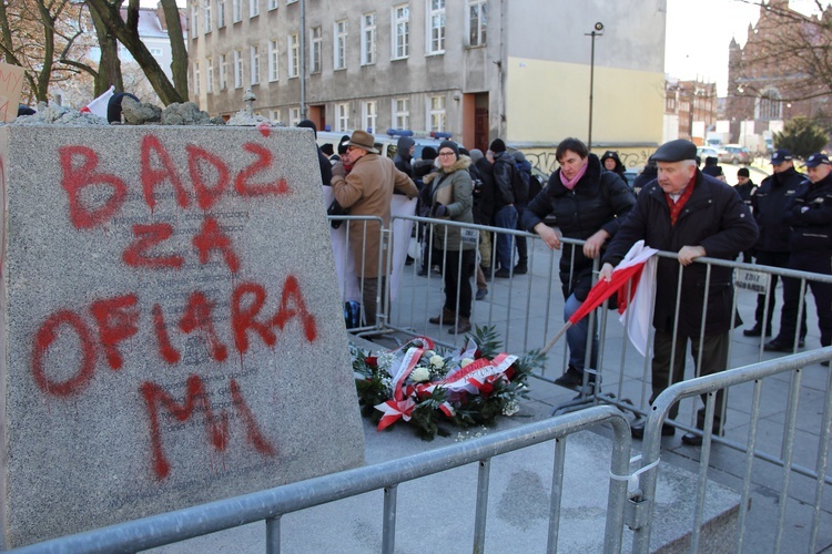 Zwolennicy i przeciwnicy ks. prałata H. Jankowskiego pod jego obalonym pomnikiem