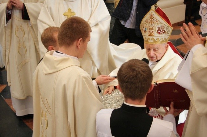 Śp. bp Alojzy Orszulik w kadrach "Gościa Łowickiego", cz. 2