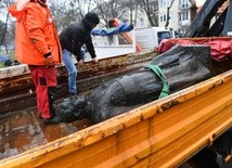 Pomnik ks. Jankowskiego wrócił na swoje miejsce