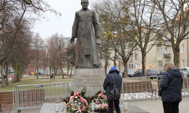 Pomnik ks. Jankowskiego stoi niezgodnie z prawem - twierdzą władze Gdańska