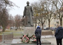 Pomnik ks. Jankowskiego stoi niezgodnie z prawem - twierdzą władze Gdańska