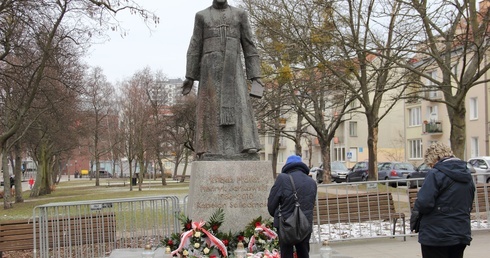 Pomnik ks. Jankowskiego stoi niezgodnie z prawem - twierdzą władze Gdańska