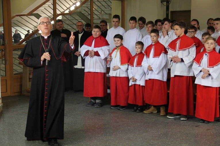 Abp Wiktor Skworc i ministranci dekanatu Kochłowice
