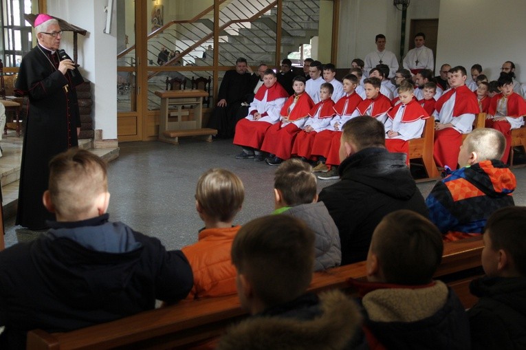 Abp Wiktor Skworc i ministranci dekanatu Kochłowice
