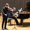 Tym razem przed publicznością wystąpili: Szymon Krzeszowiec (skrzypce) i Bartosz Bednarczyk (fortepian)