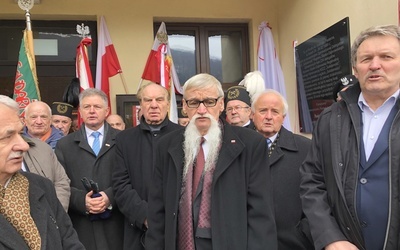 Przy tablicy delegaci sprzed 30 lat minutę ciszy z modlitwą dedykowali zmarłym uczestnikom dawnego zjazdu. Na zdjęciu w środku: Alojzy Pietrzyk, ówczesny przewodniczący RKW