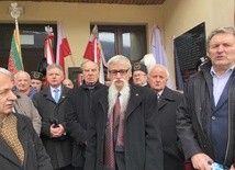 Przy tablicy delegaci sprzed 30 lat minutę ciszy z modlitwą dedykowali zmarłym uczestnikom dawnego zjazdu. Na zdjęciu w środku: Alojzy Pietrzyk, ówczesny przewodniczący RKW