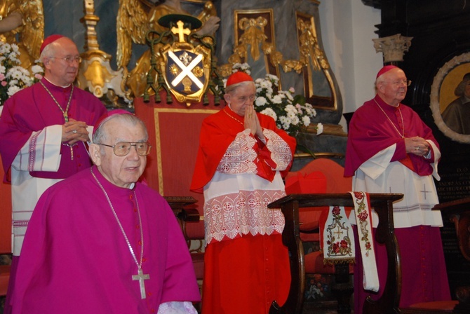 Śp. bp Alojzy Orszulik w kadrach "Gościa Łowickiego", cz. 1