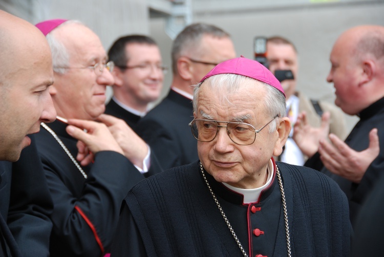 Śp. bp Alojzy Orszulik w kadrach "Gościa Łowickiego", cz. 1