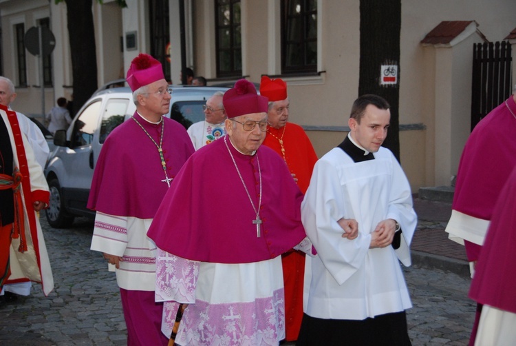 Śp. bp Alojzy Orszulik w kadrach "Gościa Łowickiego", cz. 1