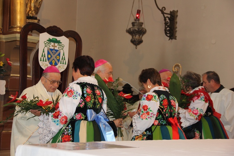 Śp. bp Alojzy Orszulik w kadrach "Gościa Łowickiego", cz. 1