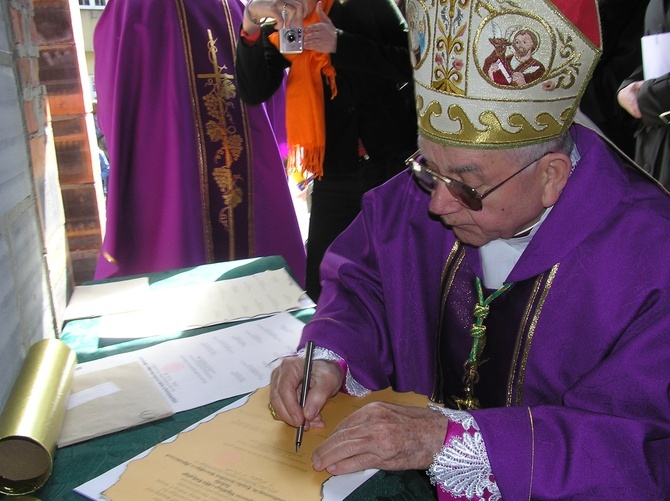 Śp. bp Alojzy Orszulik w kadrach "Gościa Łowickiego", cz. 1