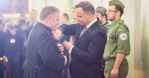 Ks. Stanisław Bakes odznaczony przez Andrzeja Dudę