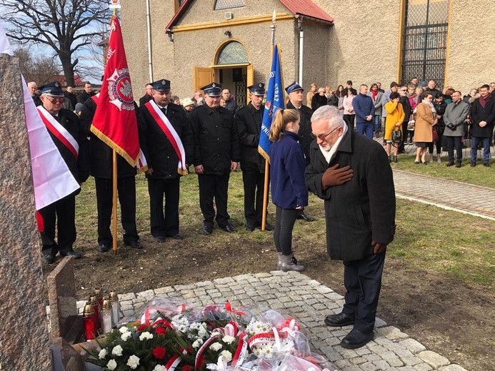 Hołd zmarłym kresowiakom oddali przedstawiciele lokalnych władz i grup społecznych.