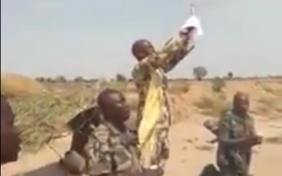 Żołnierze walczący z islamistami adorują Najświętszy Sakrament na polu bitwy