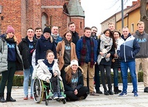 Wspólnota Genezaret przed kościołem  św. Jakuba w Tolkmicku.