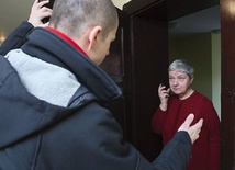 Należy pamiętać, że oszuści nie są osobami przypadkowymi. Potrafią manipulować, grać na emocjach i specjalnie prowadzą rozmowy w taki sposób, by nie dać rozmówcy czasu do namysłu.