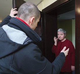 Należy pamiętać, że oszuści nie są osobami przypadkowymi. Potrafią manipulować, grać na emocjach i specjalnie prowadzą rozmowy w taki sposób, by nie dać rozmówcy czasu do namysłu.