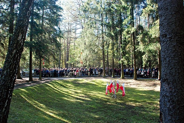 ▲	Uroczystości w lasach skrwileńskich – obecnie na potrzeby katalogu prowadzone są tam badania archeologiczne metodą nieinwazyjną.