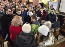 Wierni oddają cześć relikwiom błogosławionych zakonników.