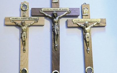 Krzyże z Zabawy mają kapsuły z ziemią z miejsca męczeństwa bądź fragmentami gruszy, pod którą katechizowała bł. Karolina.