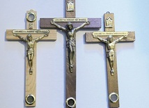 Krzyże z Zabawy mają kapsuły z ziemią z miejsca męczeństwa bądź fragmentami gruszy, pod którą katechizowała bł. Karolina.