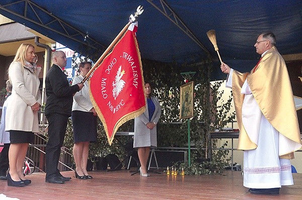 Ks. Stanisław Dutka błogosławi sztandar.