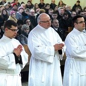 Paweł, Piotr i Artur w czasie liturgii.