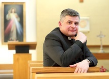 Ksiądz Bartłomiej Kuźnik jest kapelanem arcybiskupa seniora Damiana Zimonia oraz pracownikiem Wydziału Teologicznego UŚ. 