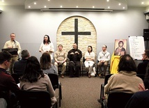 ▲	Każde rekolekcje proponowane przez wspólnotę uwzględniają w swym programie nauczanie prowadzone m.in. przez zaangażowane w nią osoby.