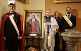 Rycerze Kolumba wraz z kapelanem wałbrzyskiej rady przy ikonie