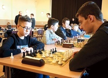 Najlepszy szachista wśród starszych zawodników (po prawej) podczas pierwszej rundy rozgrywek w Gminnym Ośrodku Kultury.