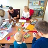 Poznane metody pracy z dziećmi rodzice mogli wypróbować podczas rodzinnych warsztatów.