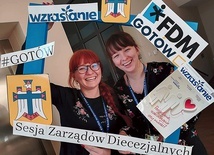 Dziewczyny ze świdnickiego zarządu na pamiątkowym zdjęciu.