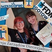 Dziewczyny ze świdnickiego zarządu na pamiątkowym zdjęciu.