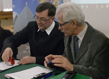 Umowę podpisano w siedzibie Katolickiego Liceum Ogólnokształcącego. Z lewej ks. Mirosław Prasek, obok Marek Niedźwiecki