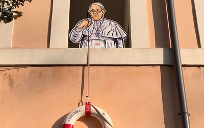 Kolejny mural z papieżem w Rzymie